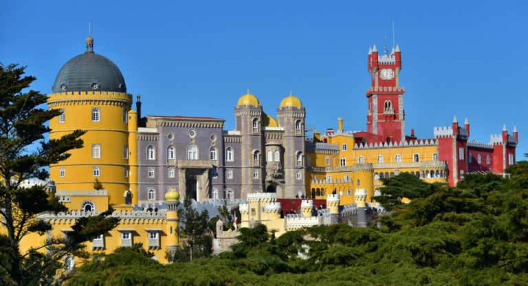 Have you seen such a colorful palace? This picture will win hearts, some king had given it new life